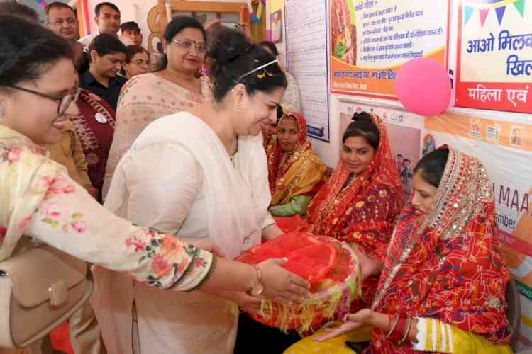 आंगन मिलन में बच्चों से संवाद किया श्रुति चौधरी ने, पोषण पर जोर