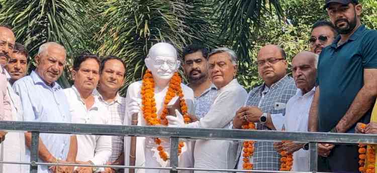 Manoranjan Kalia Pays Floral Tributes to Mahatma Gandhi and Lal Bahadur Shastri