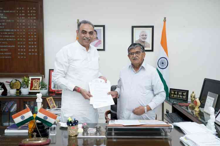 Sanjay Tandon meets Chandigarh Administrator, seeking timely payment of salaries to UT workers