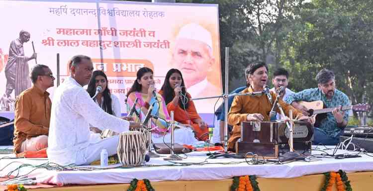 एमडीयूः भजन प्रभात में गूंजा गांधी-शास्त्री का संदेश