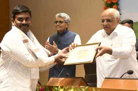 Gujarat govt honours 93 farmers, takes natural produce sales network to 1,200 centres