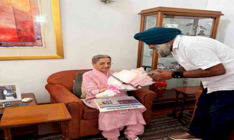 New Punjab Congress president meets former PM Manmohan Singh's wife, takes her blessings