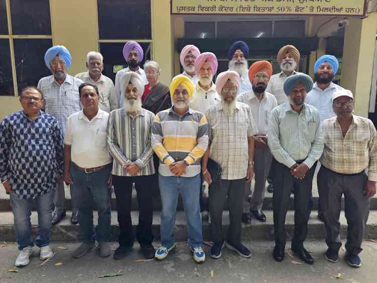 ਪੰਜਾਬੀ ਲੇਖਕ ਸਭਾ ਦੀ ਮੀਟਿੰਗ ਵਿੱਚ ਗੁਰਜੀਤ ਸਹੋਤਾ ਦੀਆਂ ਗ਼ਜ਼ਲਾਂ ਅਤੇ ਇੰਦਰਜੀਤ ਪਾਲ ਕੌਰ ਭਿੰਡਰ ਦੀ ਕਹਾਣੀ 'ਤੇ  ਹੋਈ ਚਰਚਾ