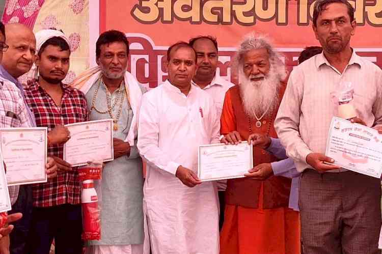 स्वामी परमानंद के जन्मदिन पर रक्तदान शिविर