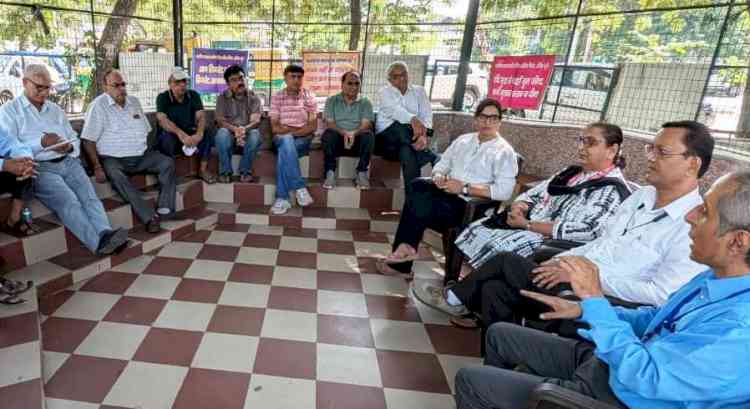 तनाव-अकेलेपन से बचाव, बुजुर्गों को दिए मानसिक स्वास्थ्य टिप्स