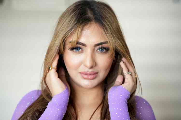 Khushi Mukherjee’s Glamorous Paparazzi Entry Creates a Sensation 