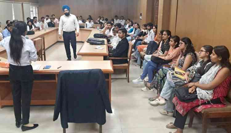 विधि छात्रों को दी करियर के नए अवसरों की जानकारी