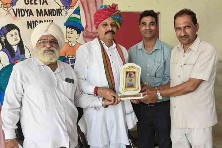 शिक्षक ज्ञान से आगे, जीवन की दिशा देते हैं : डॉ वीरेंद्र सिंह चौहान
