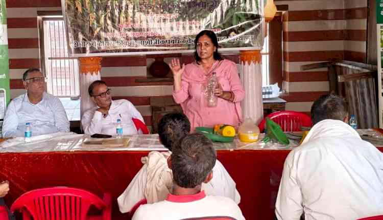 कीटनाशकों के सुरक्षित इस्तेमाल पर किसानों को दिया प्रशिक्षण