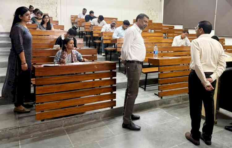 कुलसचिव ने लिया परीक्षा व्यवस्था का जायजा