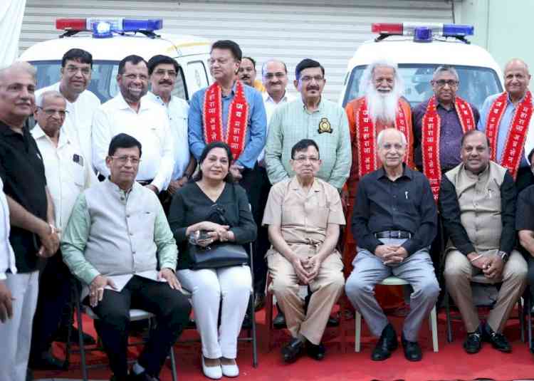 जरूरतमंदों के लिए तीन एंबुलेंस भेंट की