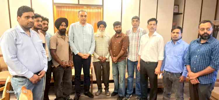 Sanjay Tandon takes up issue of GMCH-32 employees with UT Home Secretary