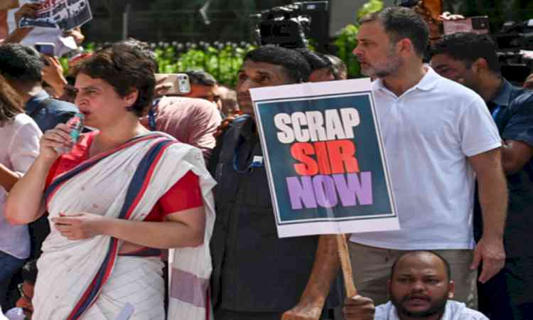 PIB debunks claims on MHA reaching out to Rahul, Priyanka for ending stir