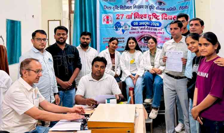 विश्व दृष्टि दिवस पर 50 से अधिक लोगों की नेत्र जांच