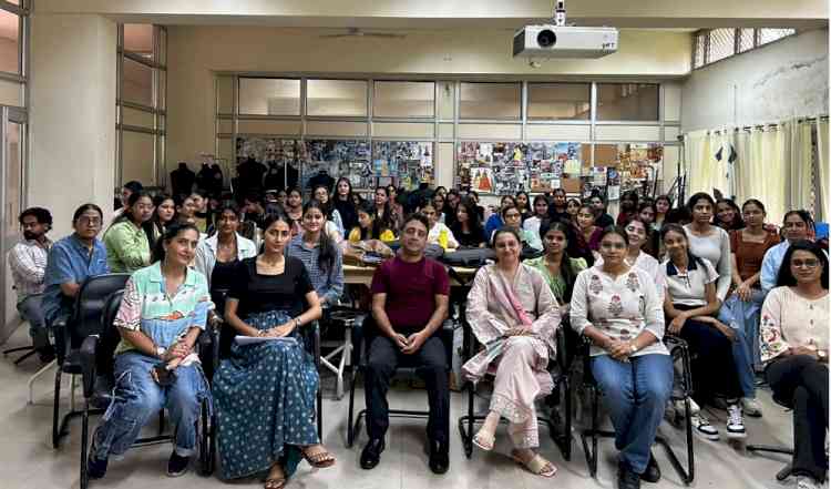 Panjab University UIFT & VD Organised Session on “Maa Mujhe Tagore Bana De” 