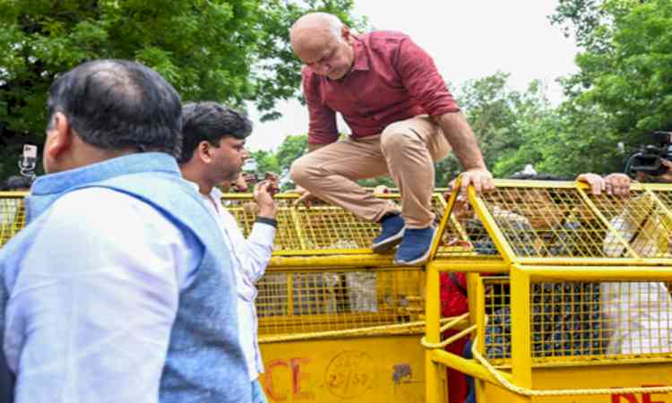 AAP protests against CEC in Chandigarh; Sisodia detained