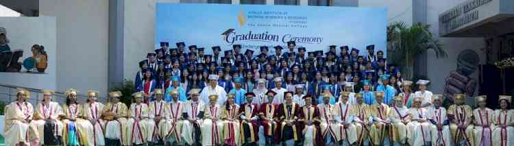 Padma Shri Dr. B. Soma Raju presents medical degree awards to the UG & PG students of Apollo Medical College Hyderabad!