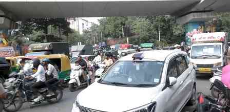 Stones pelted at bus carrying detained CJP protesters in Delhi's Jhandewalan