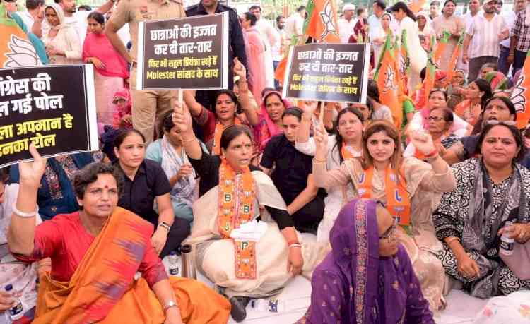 रोहतक में भाजपा का प्रदर्शन, प्रदेशाध्यक्ष अर्चना गुप्ता ने कांग्रेस को घेरा