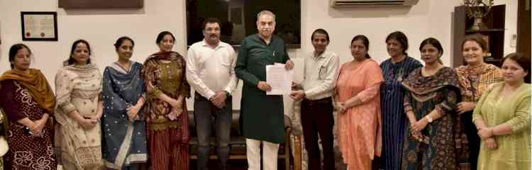 Teachers Association of City Beautiful delegation meets Sanjay Tandon, thanks him for securing their arrears, revised salaries