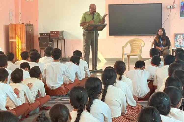 स्कूली विद्यार्थियों को मानसिक मजबूती और आत्मविश्वास का संदेश दिया