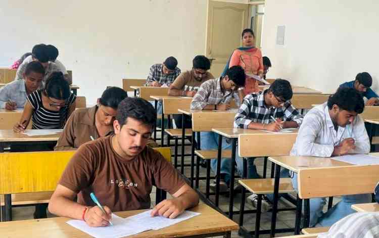 एप्टीट्यूड परीक्षा में रुचिका ने बाजी मारी