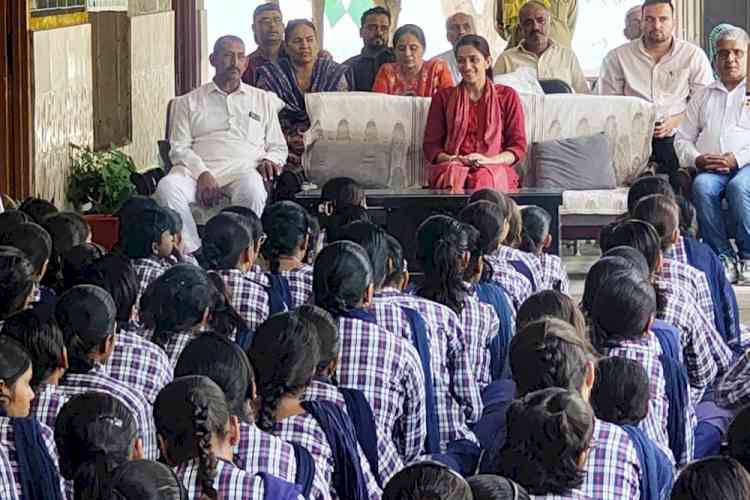 पराली जलाने से मिट्टी की उर्वरा शक्ति घटती है, स्वास्थ्य पर भी खतराः एसडीएम अंकिता पुवार