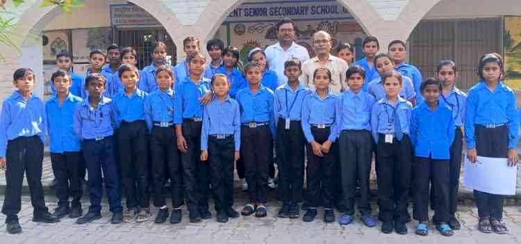 सुपवा विशेषज्ञ ने स्कूली छात्रों को सिखाए देवनागरी कैलीग्राफी के गुर