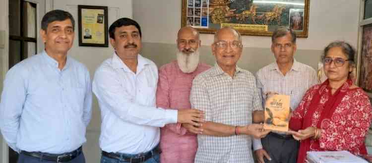 मध्यप्रदेश के साहित्यकार मधुर कुलश्रेष्ठ दम्पति डा.धीर से मिलने आए
