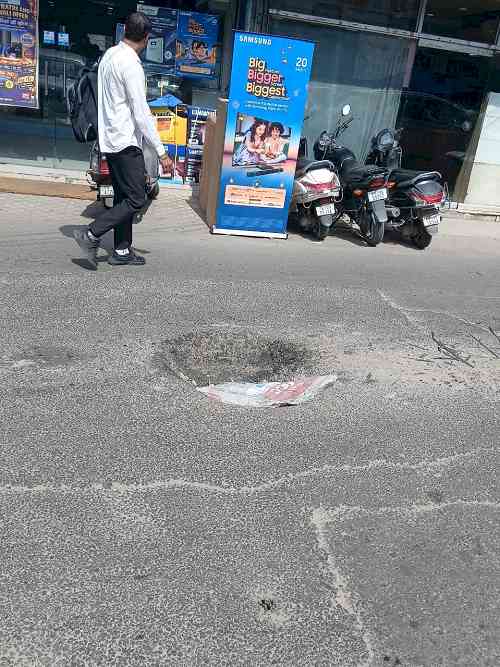 Pothole on Sewer Chamber Outside MC Zone-A Office in Ludhiana Raises Safety Concerns