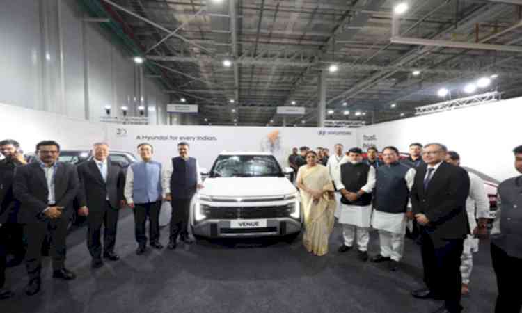 Maha CM inaugurates Hyundai Plant in Pune