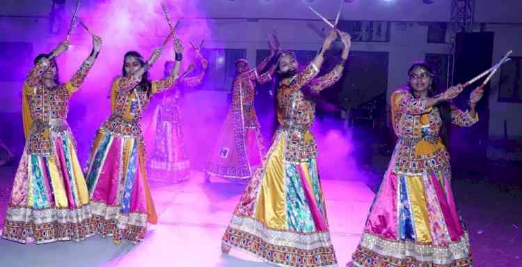 जीजेयू में डांडिया नाइट की धूम - गरबा, नवदुर्गा और राधा-कृष्ण की प्रस्तुतियों ने बांधा समां