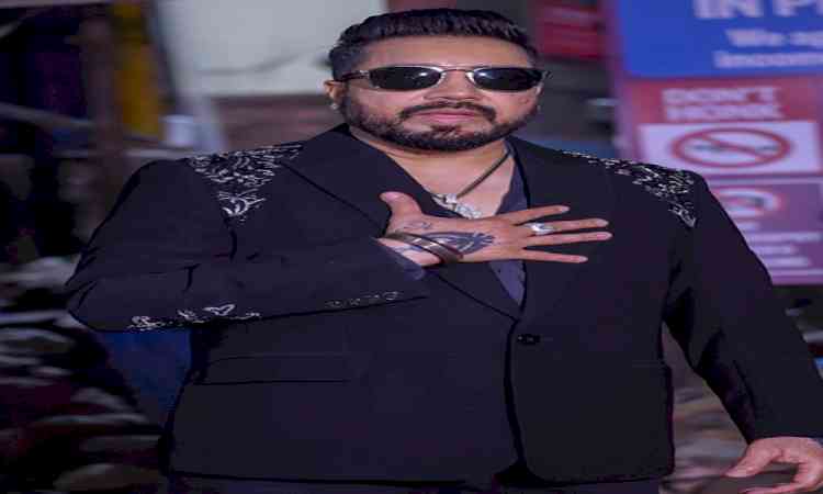 Mika Singh says Daler Mehndi tricked him into believing Big B was messaging him