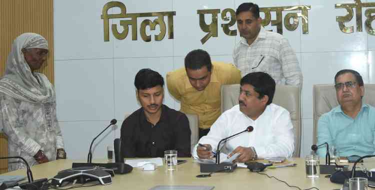 समाधान शिविरों में अधिकारियों ने सुनीं शिकायतें, डीसी ने दिए समयबद्ध निपटारे के निर्देश