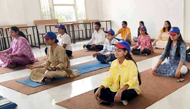 योग-ध्यान से दिया तनाव मुक्त जीवन का संदेश, हिंदू कॉलेज में विशेष सत्र आयोजित