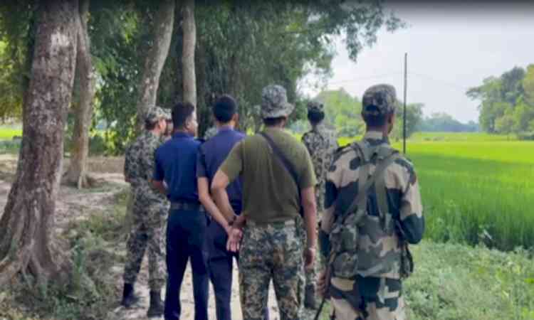 BSF hands over two detained Bangladeshi policemen to BGB