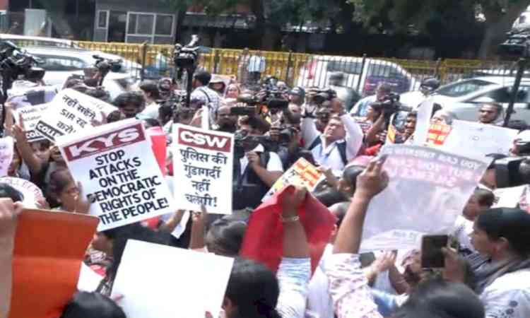 Leftist groups accuse cops of harassing women protestors; demonstrate outside Delhi Police HQ