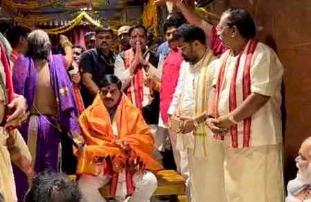 MP CM attends Vijayawada Utsav, offers prayers at Kanaka Durga temple 