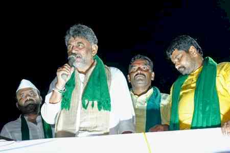 K’taka sugarcane protest: Shivakumar meets farmers, to convene meeting with stakeholders 