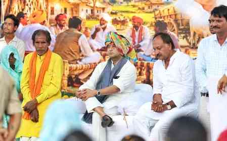 MP: Scindia rides bullock cart, interacts with villagers at Gram Chaupal 
