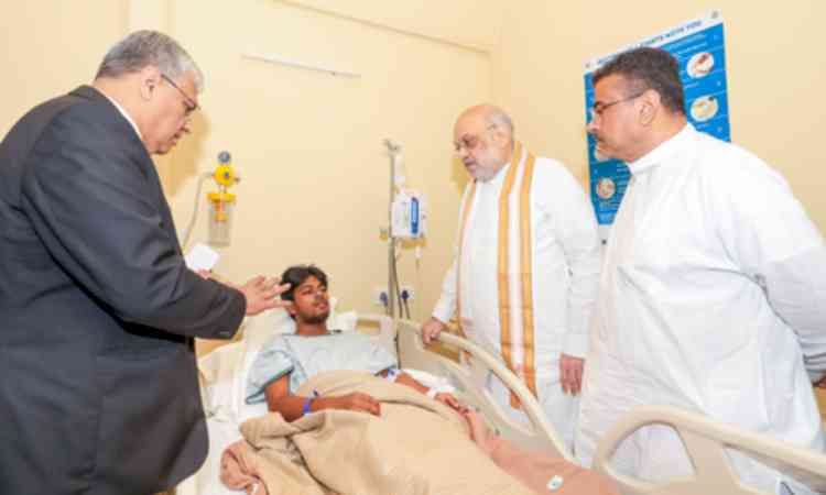 Kolkata stampede: Amit Shah visits hospital, meets injured devotees