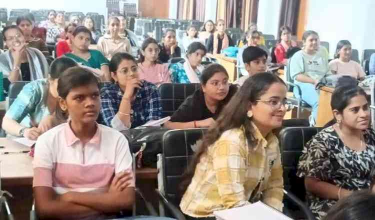 हर भावना का अपना महत्व, इनसाइड आउट फिल्म से छात्राओं ने सीखा मानसिक स्वास्थ्य का पाठ
