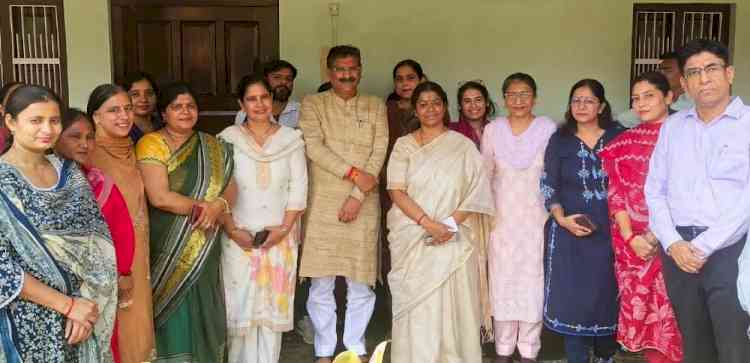विशेष बच्चों के हुनर को मिला मंत्री बेदी का प्रोत्साहन, उत्पाद खरीदने की अपील
