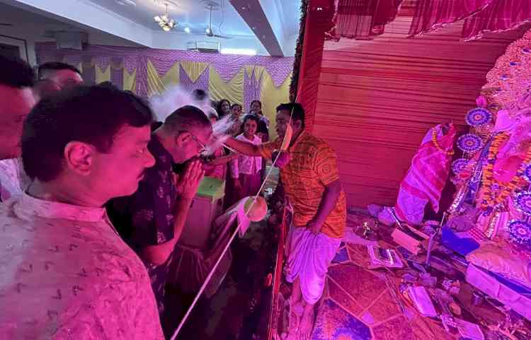 Devotees throng Rohtak pandal for Maha Ashtami Sandhi Puja; Rituals, floral offerings and evening aarti mark Durga Puja celebrations