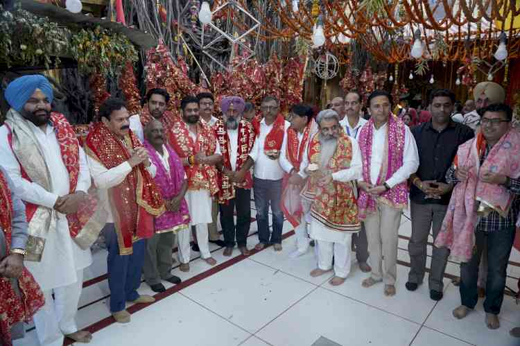 Pargat Singh Pays Obeisance at Shri Mata Chintpurni Shrine on the Auspicious Occasion of Ashtami
