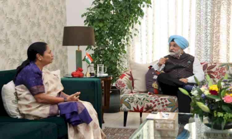 Delhi CM calls on L-G, discusses development issues