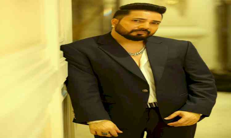 Mika Singh asks 'Aapne cash diya the ya cheque?' amidst claims by Cabinet Minister Subodh Uniyal