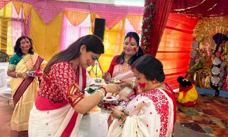 सिंदूर खेला के साथ मां दुर्गा को भावभीनी विदाई, अगले बरस फिर आने का आह्वान