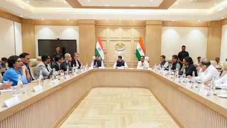 Focus on building economically viable water projects: Maha CM tells World Bank 