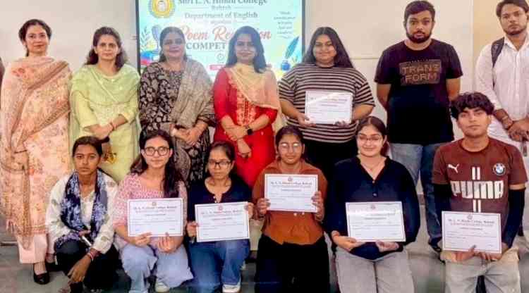 अंग्रेजी कविता पाठ में वैष्णवी रही अव्वल